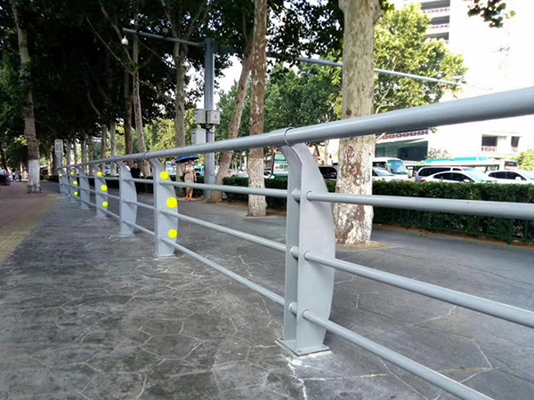 桥梁防撞护栏