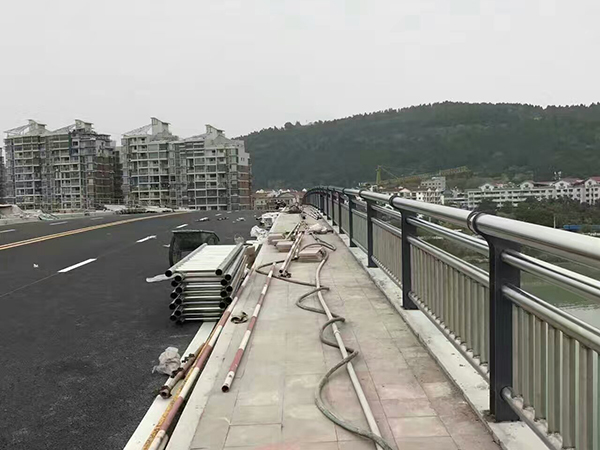 桥梁防撞护栏