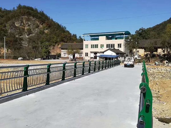 桥梁防撞护栏