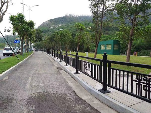 桥梁防撞护栏